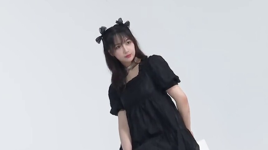 《漂亮的推理》独家侧拍：秦牛正威微微一笑甜美来袭