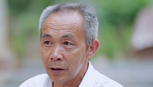 毛支书带领下庄村修出山天路 何老师感动落泪