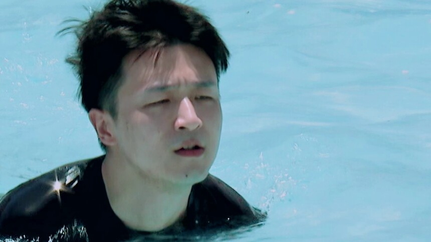 合文俊宋木子爬行游泳比拼 “冤种兄弟”胜负欲燃烧