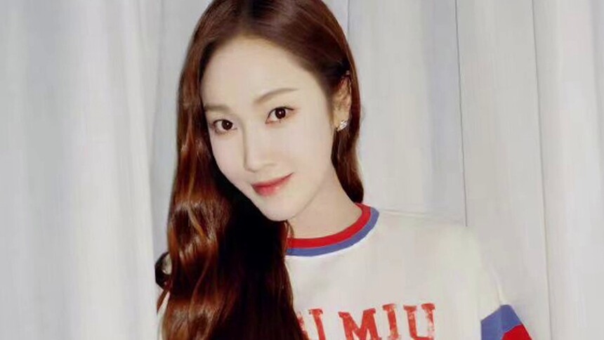 青春活泼！郑秀妍晒居家休闲风五宫格美照