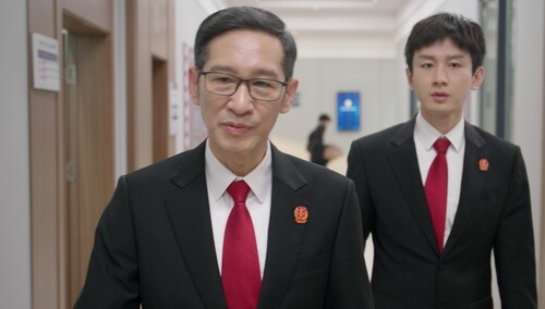 《底线》第26集看点：童瑞父母到信访办投诉周亦安