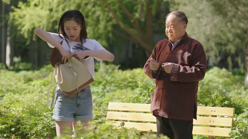 莫言大方为同学签名