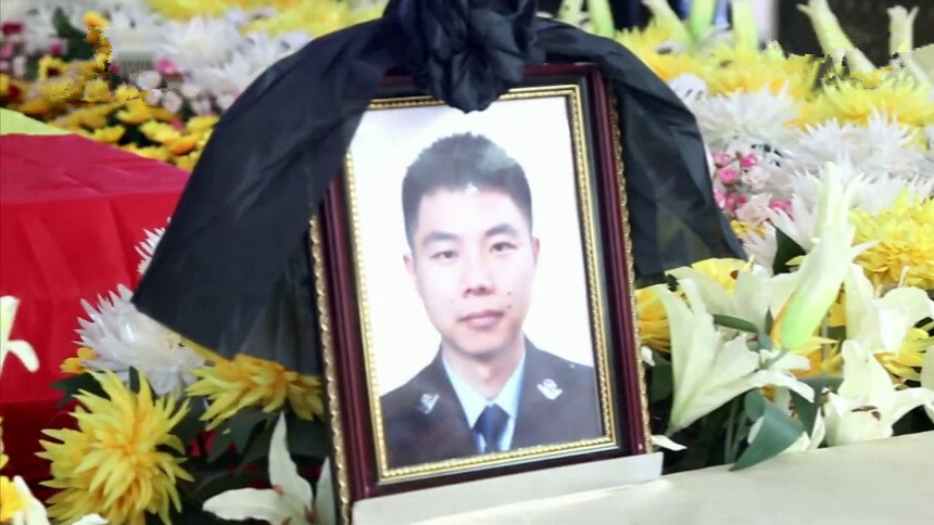 奋力推开一条生路！追忆省高警局民警徐斌：2022年5月1日晚许广高速衡阳段 发生3车追尾事故