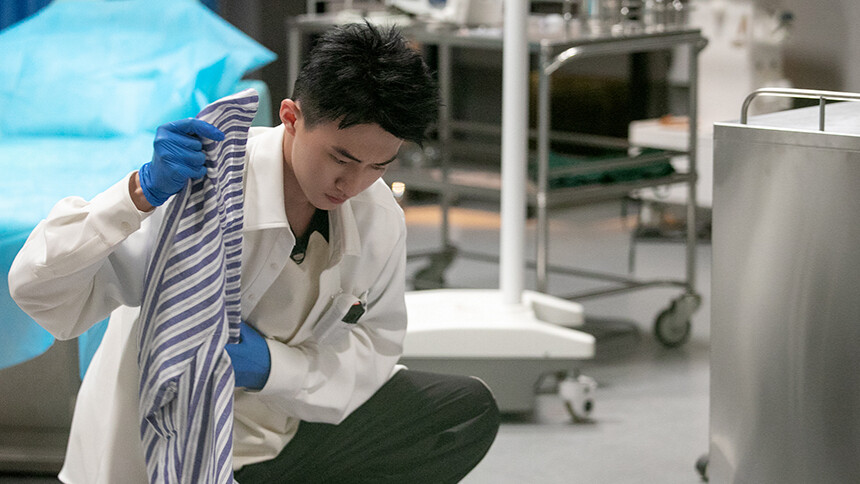 虎子发现隐藏血迹？法医团开启鲁米诺勘查模式