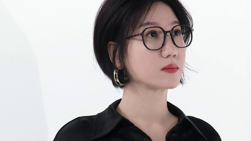 《再见爱人2》独家侧拍：易立竞黑衬衫配牛仔简约干练