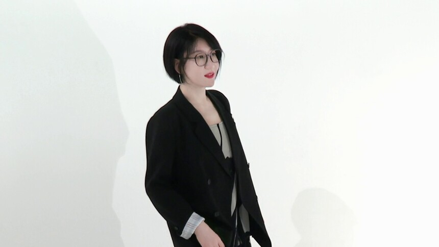 《再见爱人2》独家侧拍：易立竞黑西装长裙造型摩登大气