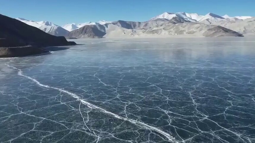 新疆：帕米尔高原白沙湖绝美碎冰拼图奇观