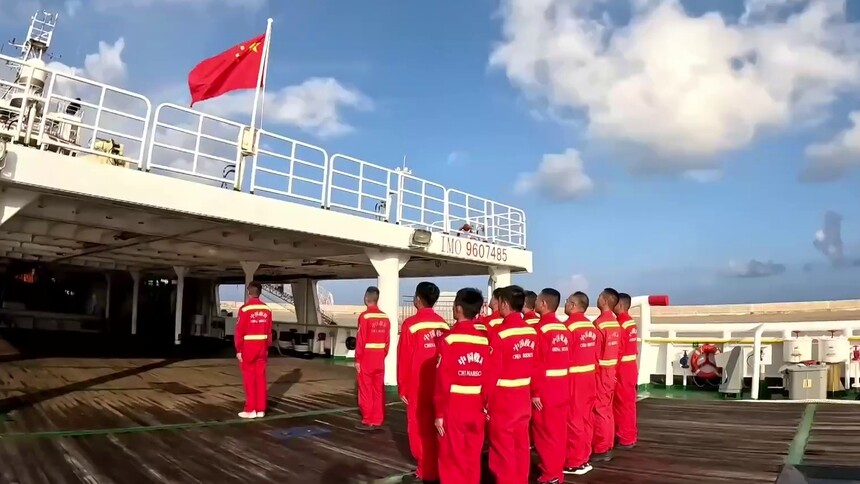 五星红旗飘扬在西沙群岛