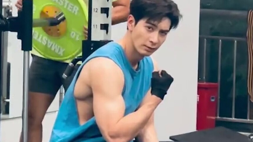 陈星旭健身花絮live图曝光 肌肉线条明显状态佳