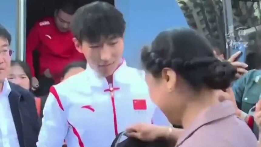 陈佳鹏回家第一件事是把金牌挂在妈妈脖子上