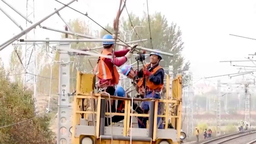 登高远望 铁路上空的接触网是这样更换的