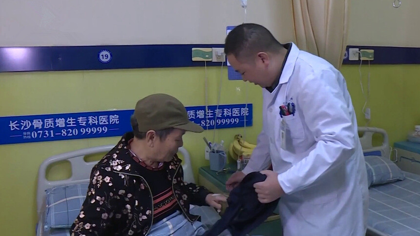 降温诱发腰突发作 七旬女子腿痛夜夜难眠：腰部痛麻感延伸到下肢 微创手术缓解症状