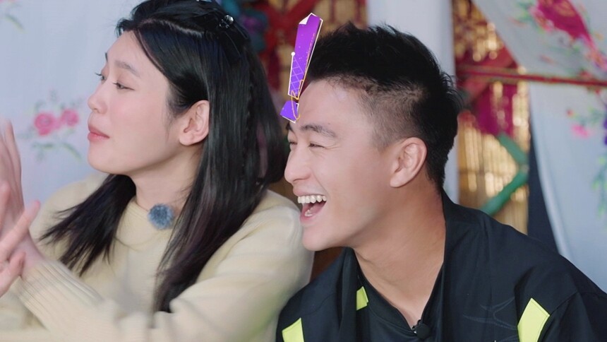 中二少年秒变霸总！何猷君工作时马上变了一个人
