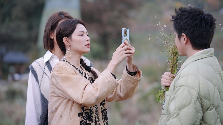 i人武艺成为e人姐姐们的“团宠” 钟楚曦还原武艺专辑封面