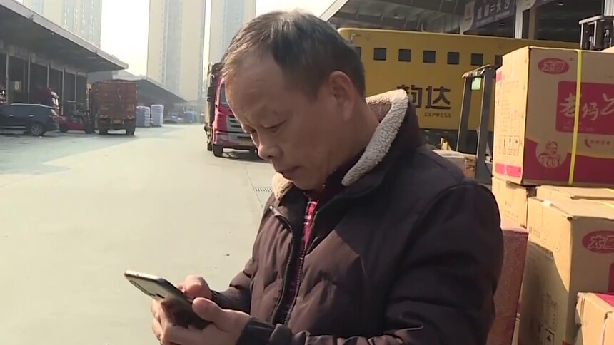 我来帮你忙 18万赔偿款分文未付，物流老板成“老赖”？ 员工搬货意外摔倒致九级伤残 人社部门认定公司应赔偿18万多