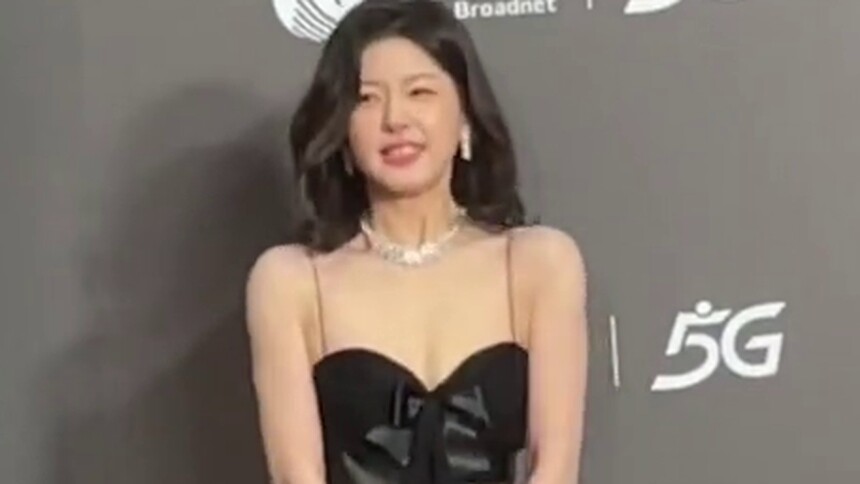 赵露思是快乐“小狗”！可可爱爱谁不心动！