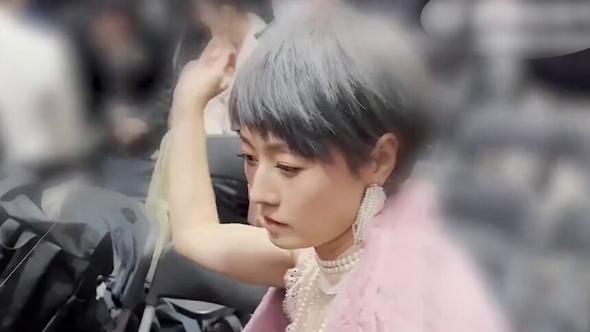超暖心！马伊琍后台给郭涛缝扣子