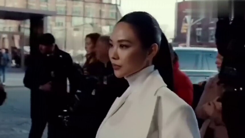 纽约时装周 王霏霏时装周看秀状态 一身白色西装造型高马尾发型简单干练