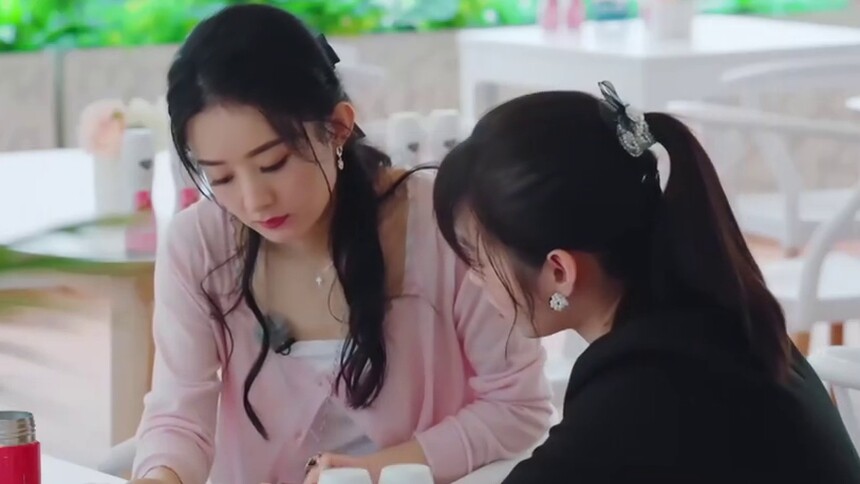 赵丽颖李浩菲化身客服小妹 电话预约客人用餐时间