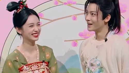 侯明昊为蔡文静周也安利声乐老师