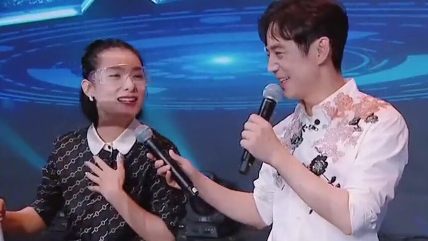 何炅时隔23年再帮刘璇戴护目镜 PK张真源玩火线冲击