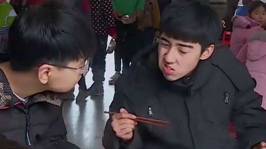 美食让他们和解，刘国辉张晟骏食堂享受美食看呆黄初一