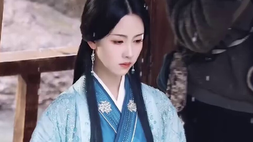 陈都灵《云之羽》蓝衣路透曝光 风雪美人破碎感十足