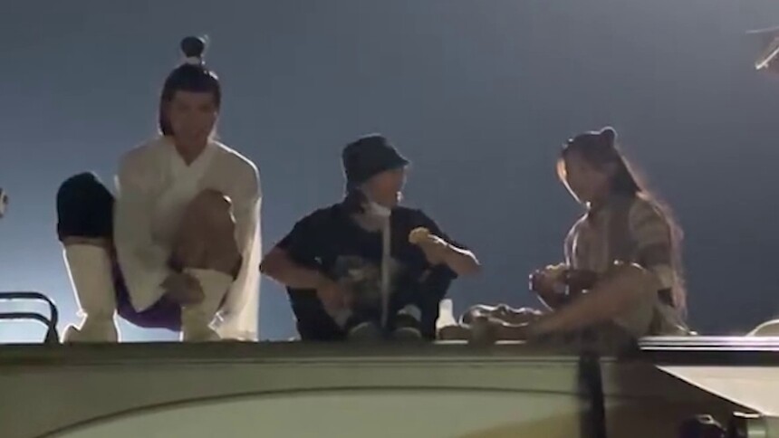 杨超越徐正溪车顶合照曝光 可爱惬意氛围好