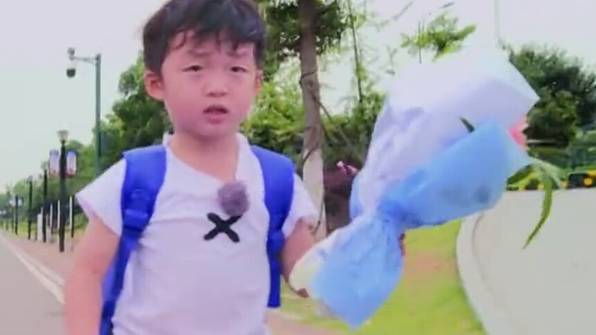 皓皓礼物装满书包，哥哥也有哦，真的长大了