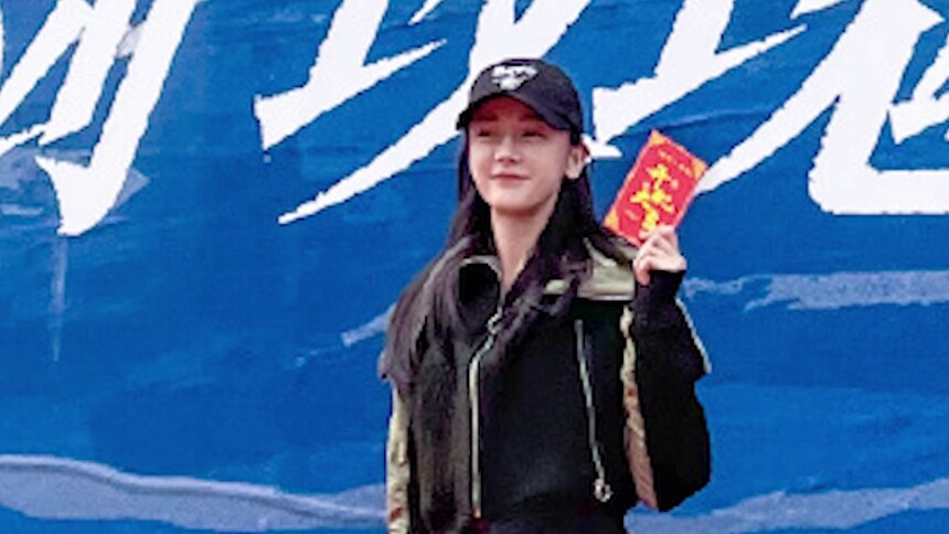 适配度好高！迪丽热巴金世佳《利剑玫瑰》同框路透曝光