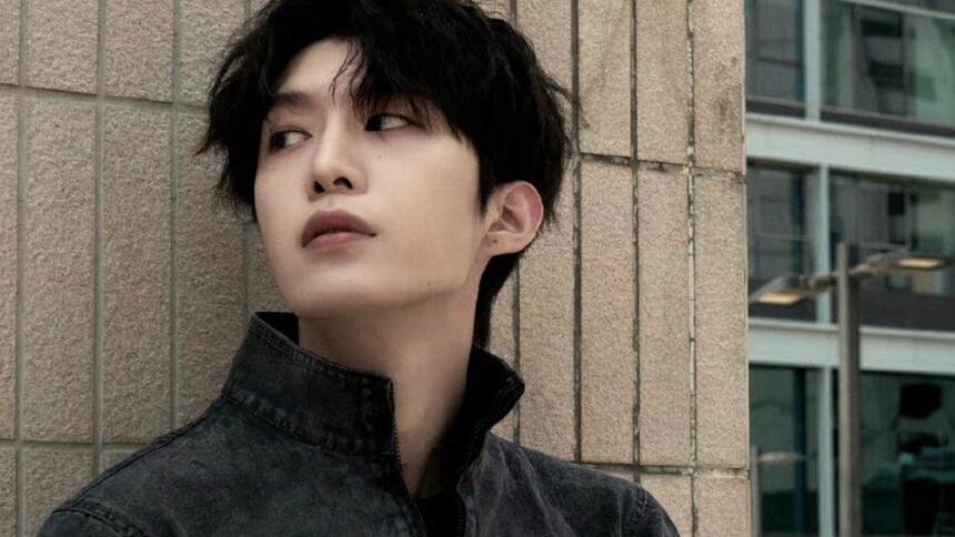 范丞丞天台大片曝光 戴墨镜霸总范拉满