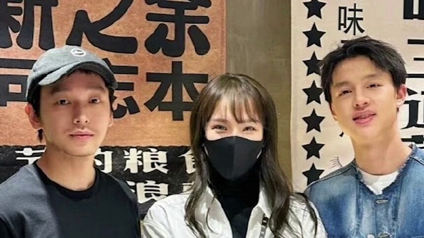 彭昱畅瘦了好多留起胡子 与尹昉餐厅聚会合影