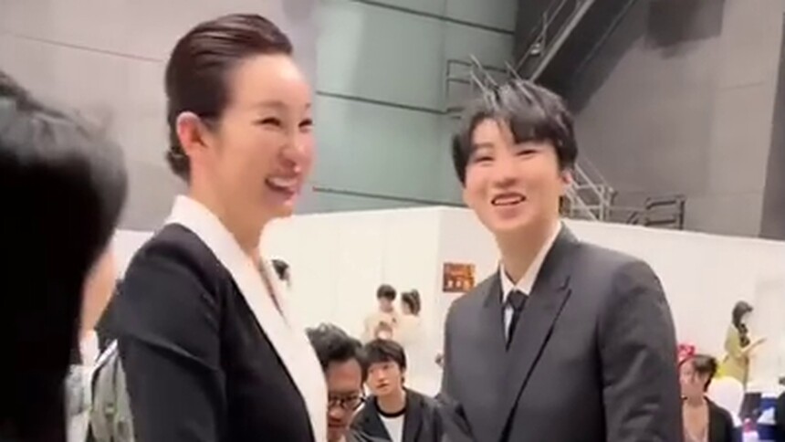 王俊凯秦海璐华表奖后台花絮，小凯真的很瘦了！