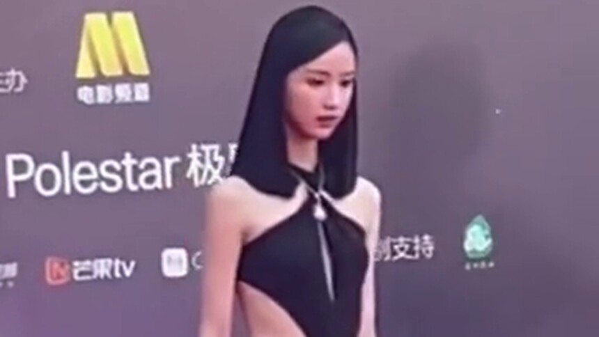 陈都灵红毯造型，气质仪态满分！