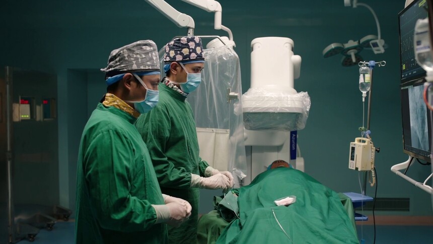 王扬鸣与路易一起做手术 路易鼓励王扬鸣别退缩