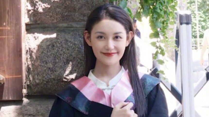 蒋依依晒穿学士服毕业照 与同学合影笑容灿烂
