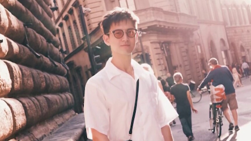 李现白衬衫漫步弗洛伦萨街头 自由惬意少年感十足