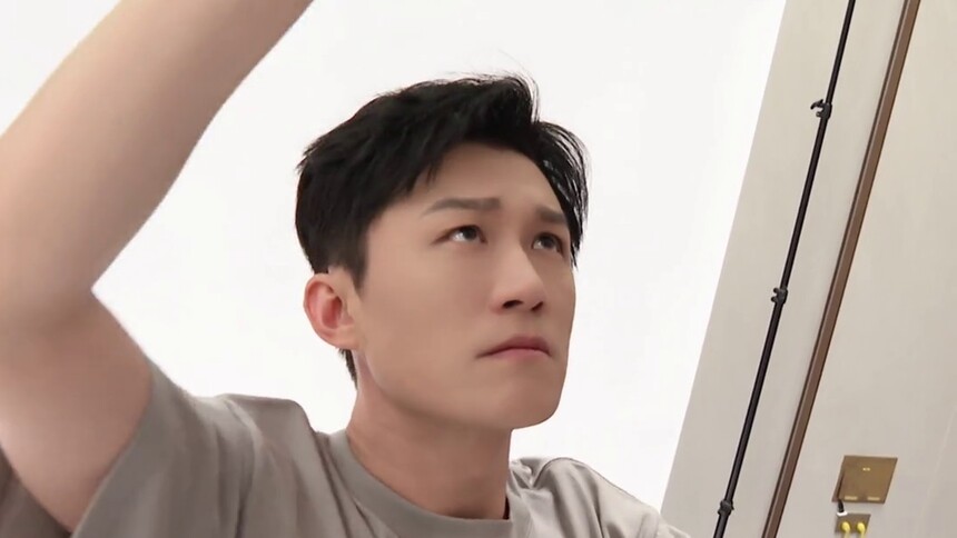 《全员加速中2023》独家海报侧拍：孙岩纯色T恤清爽干净