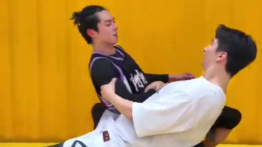 搞笑兄弟！王鹤棣武大靖新型打招呼方式惹爆笑