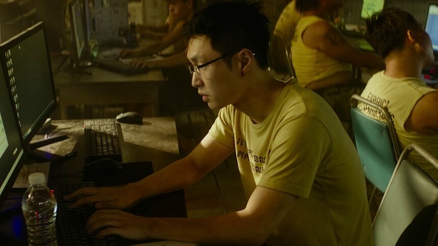 《孤注一掷》“诈骗销冠”版预告 张艺兴王传君合作诈骗现金铺满广场
