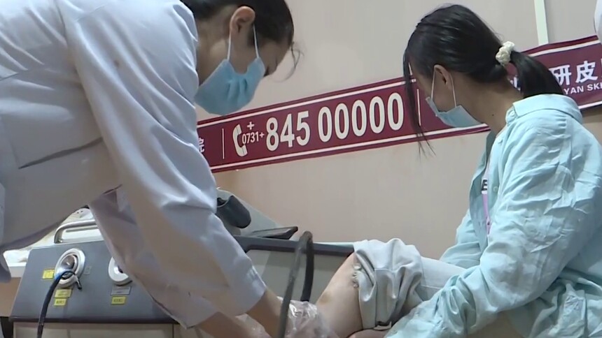 16岁女孩患“散发性白癜风”散布白斑影响正常生活：患者白癜风正处于进展期 药物+物理治疗帮助恢复