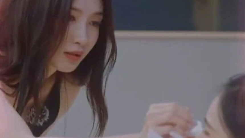 江疏影给美娜擦痣，这是什么笨蛋美女啊！