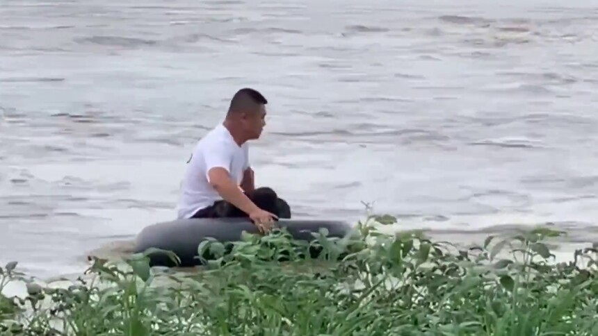 众志成城 防汛救灾｜新华社记者在五常 找到了跳水救人的“二亮”