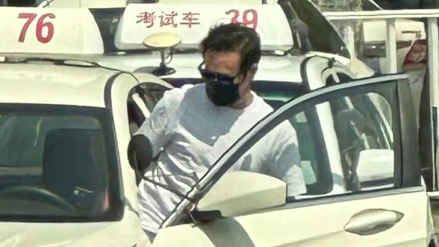 张颂文考科三被偶遇 头戴墨镜难掩气质