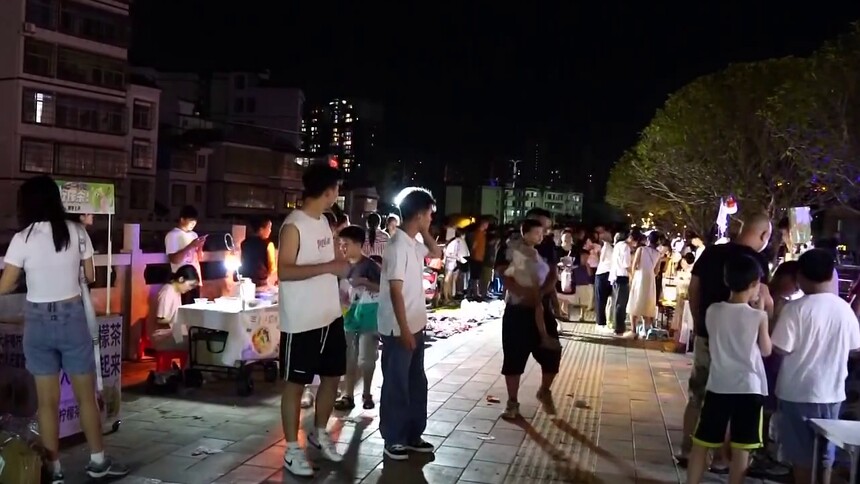 感谢有你：大学生夜市“练摊” 点亮地摊经济烟火气