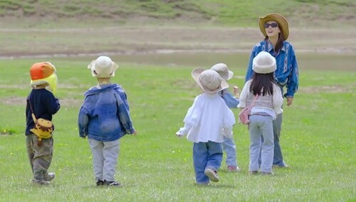 《爸爸当家2》8月14日精彩看点：小宝允儿再成木头人游戏“黑洞” 团建联欢会爸爸妈妈的旧照大公开！
