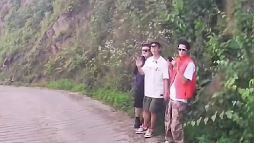王鹤棣武大靖胡宇轩爬山被偶遇 穿登山装在路边搭顺风车