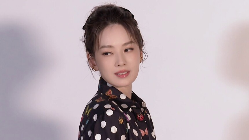 《再见爱人3》海报侧拍：殷悦Melody温柔眼眸好会拍