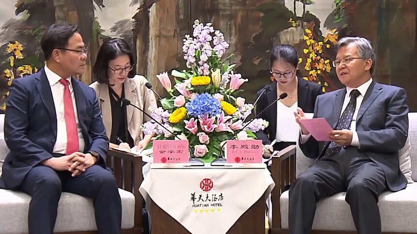 李殿勋会见韩国庆尚北道副知事金学宏
