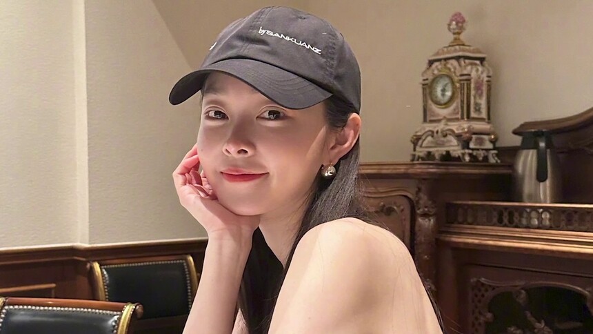 宋轶大方分享营业美照 黑裙造型超吸睛